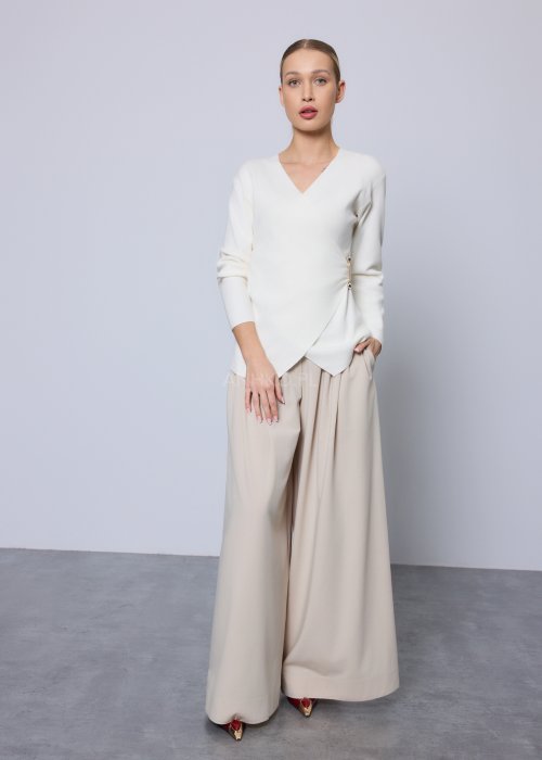 Elegancki biały sweter kopertowy z ozdobnymi złotymi guzikami w talii