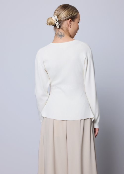 Elegancki biały sweter kopertowy z ozdobnymi złotymi guzikami w talii