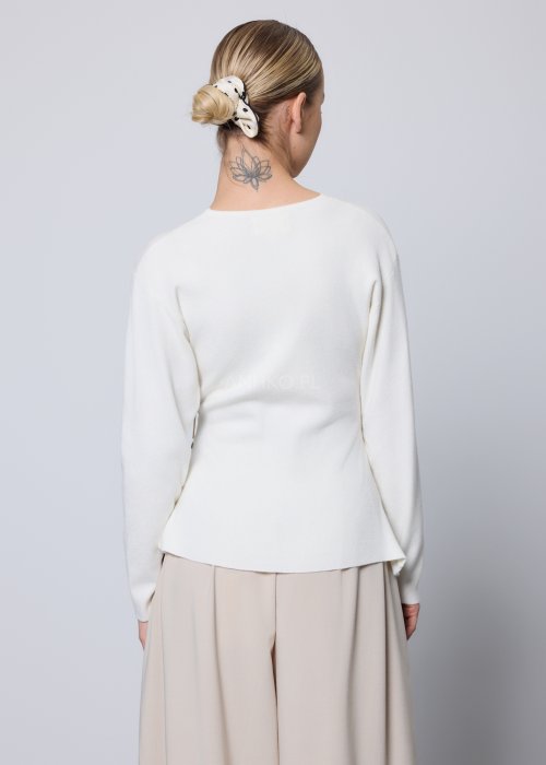 Elegancki biały sweter kopertowy z ozdobnymi złotymi guzikami w talii