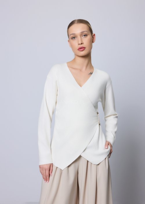 Elegancki biały sweter kopertowy z ozdobnymi złotymi guzikami w talii