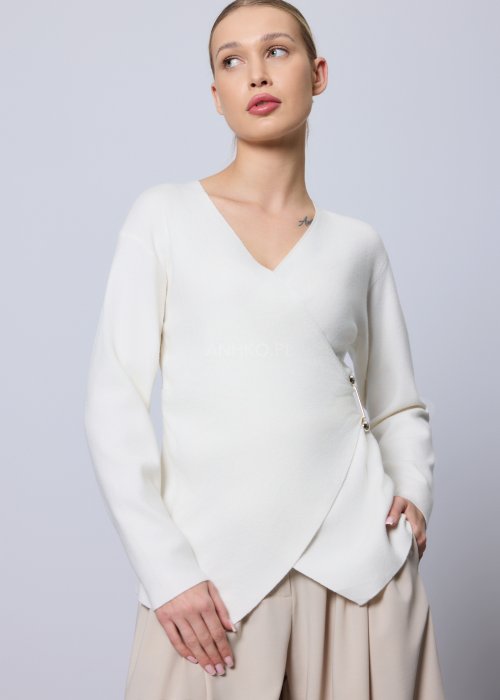 Elegancki biały sweter kopertowy z ozdobnymi złotymi guzikami w talii