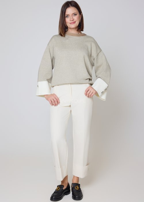 Dzianinowy sweter beżowy z kontrastowymi białymi mankietami oversize