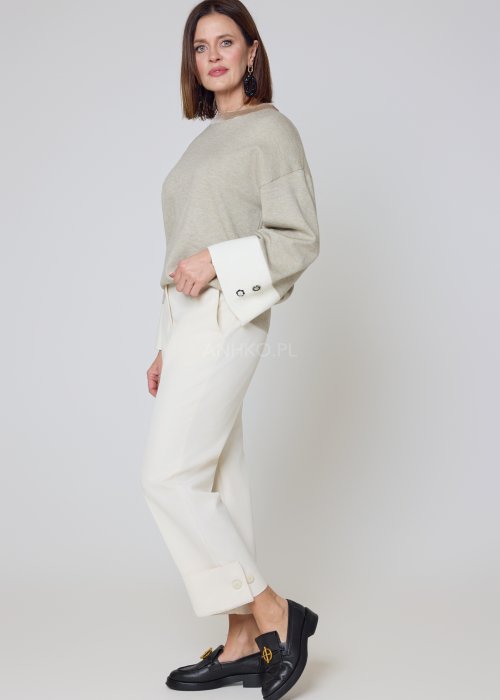 Dzianinowy sweter beżowy z kontrastowymi białymi mankietami oversize