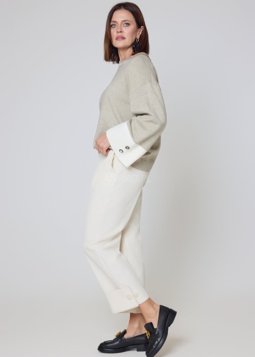 Dzianinowy sweter beżowy z kontrastowymi białymi mankietami oversize