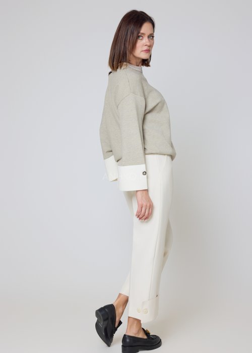 Dzianinowy sweter beżowy z kontrastowymi białymi mankietami oversize