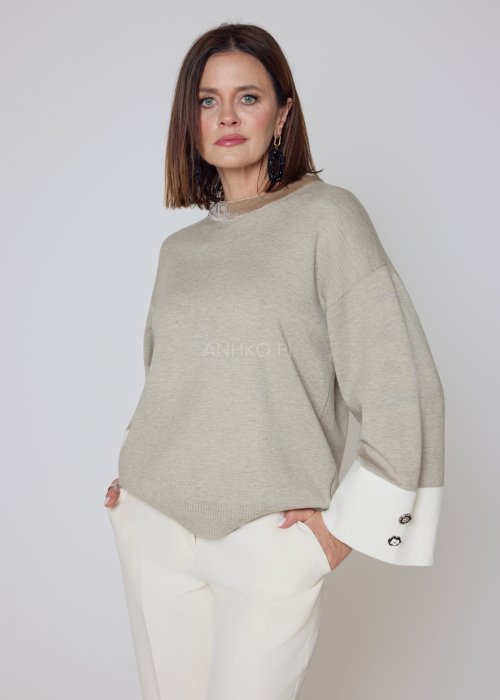 Dzianinowy sweter beżowy z kontrastowymi białymi mankietami oversize