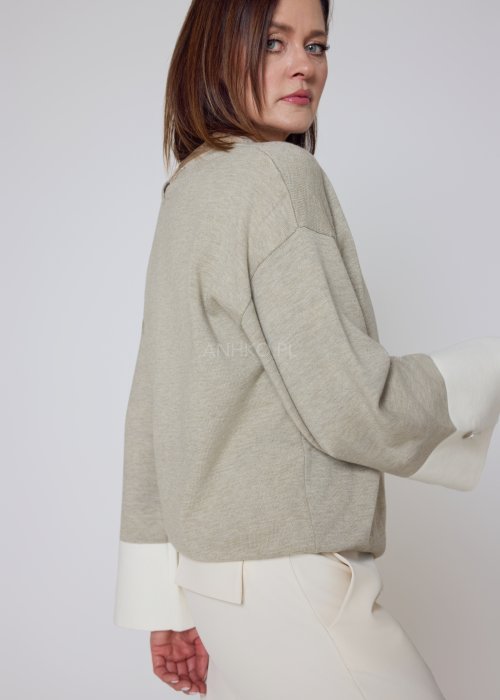 Dzianinowy sweter beżowy z kontrastowymi białymi mankietami oversize