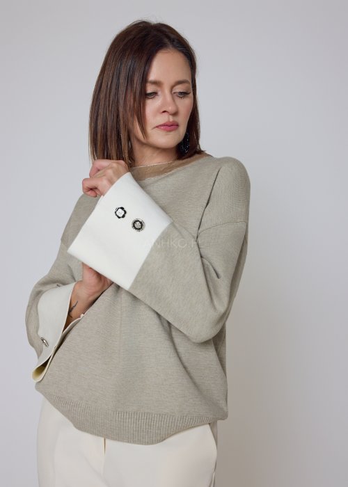 Dzianinowy sweter beżowy z kontrastowymi białymi mankietami oversize