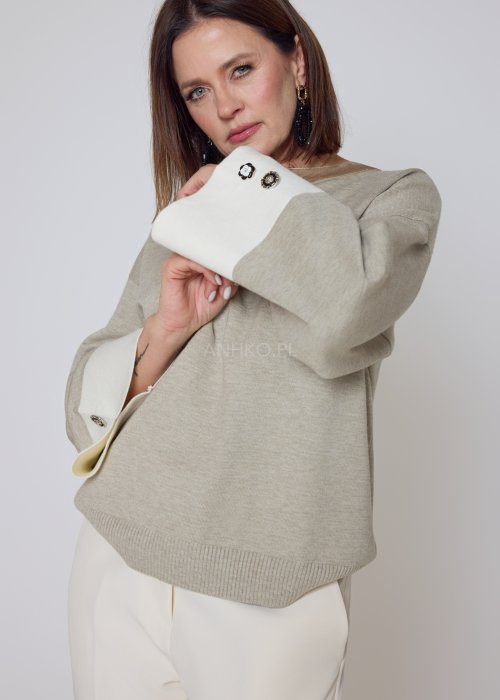 Dzianinowy sweter beżowy z kontrastowymi białymi mankietami oversize