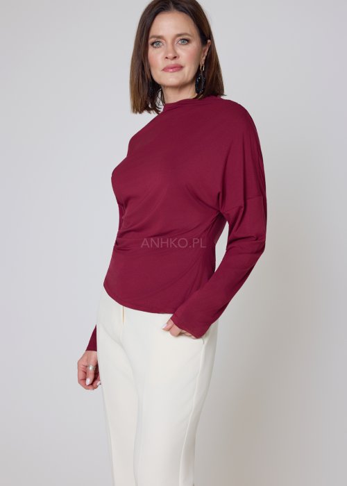 Dzianinowa bluzka śliwkowa gładka z drapowanym, asymetrycznym fasonem