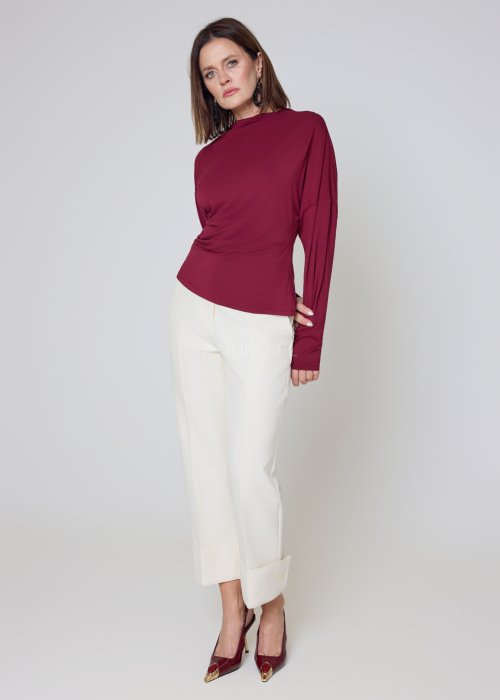 Dzianinowa bluzka śliwkowa gładka z drapowanym, asymetrycznym fasonem