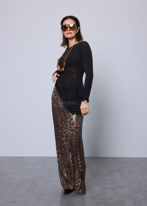 Czarna, dopasowana bluzka z długim rękawem i asymetrycznym, koronkowym wykończeniem