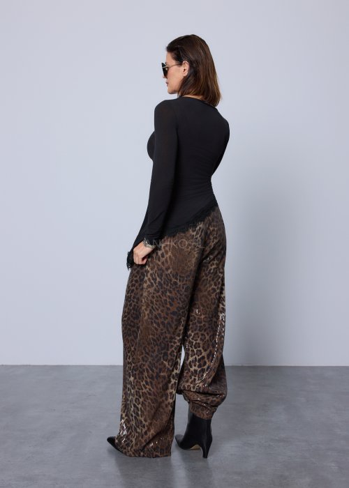 Czarna, dopasowana bluzka z długim rękawem i asymetrycznym, koronkowym wykończeniem