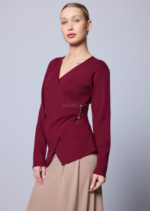 Bordowa kopertowa bluzka z długim rękawem i ozdobną złotą broszką przy talii