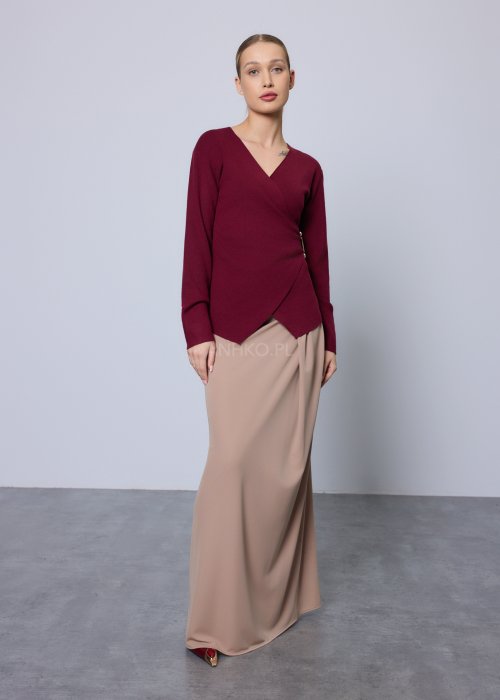 Bordowa kopertowa bluzka z długim rękawem i ozdobną złotą broszką przy talii