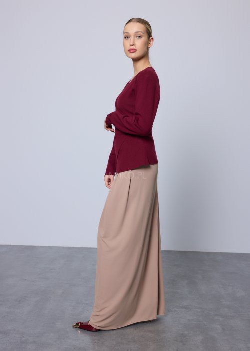 Bordowa kopertowa bluzka z długim rękawem i ozdobną złotą broszką przy talii