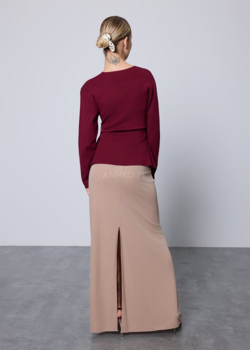 Bordowa kopertowa bluzka z długim rękawem i ozdobną złotą broszką przy talii