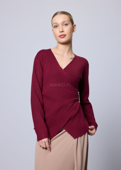 Bordowa kopertowa bluzka z długim rękawem i ozdobną złotą broszką przy talii