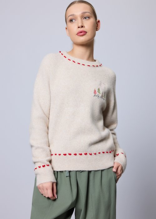 Kremowy, miękki sweter z czerwonymi przeszyciami i świątecznym haftem choinek