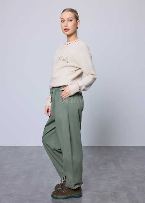 Kremowy, miękki sweter z czerwonymi przeszyciami i świątecznym haftem choinek