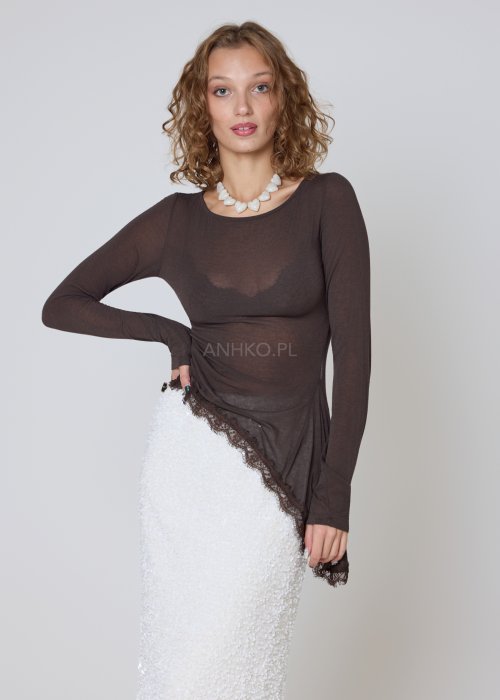 Lekka dzianinowa bluzka brązowa z asymetryczną koronkową falbaną