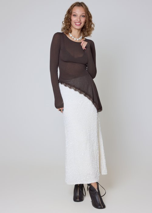 Lekka dzianinowa bluzka brązowa z asymetryczną koronkową falbaną