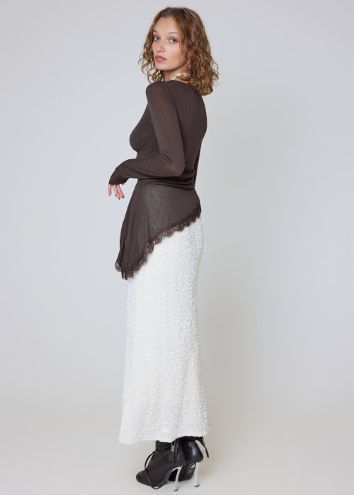 Lekka dzianinowa bluzka brązowa z asymetryczną koronkową falbaną