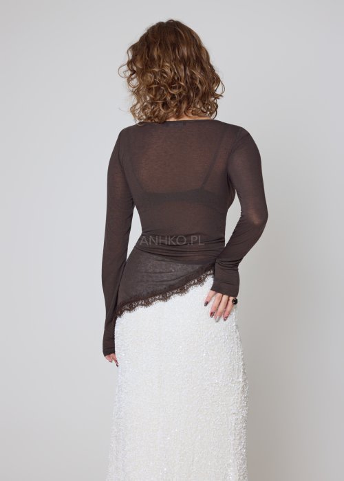 Lekka dzianinowa bluzka brązowa z asymetryczną koronkową falbaną