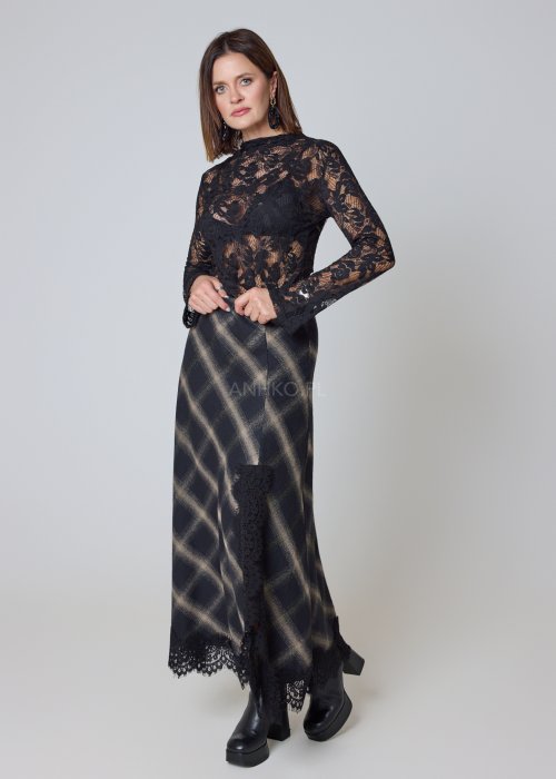 Koronkowa bluzka czarna ażurowa z długim rękawem i dopasowanym krojem