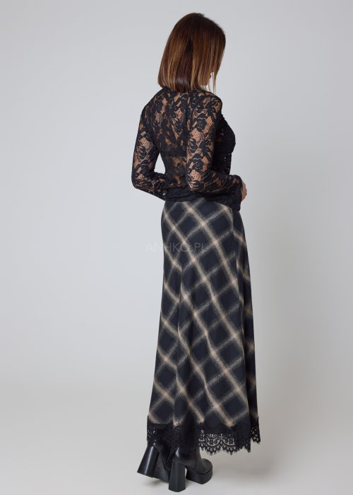 Koronkowa bluzka czarna ażurowa z długim rękawem i dopasowanym krojem