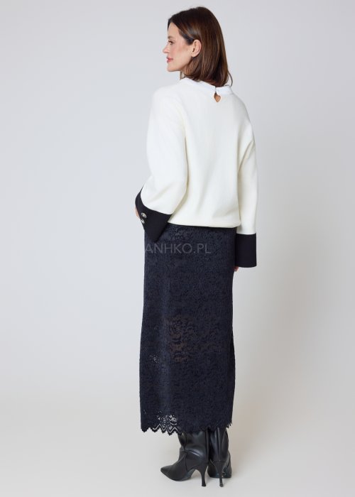 sweter biało-czarny z szerokimi mankietami w fasonie oversize.