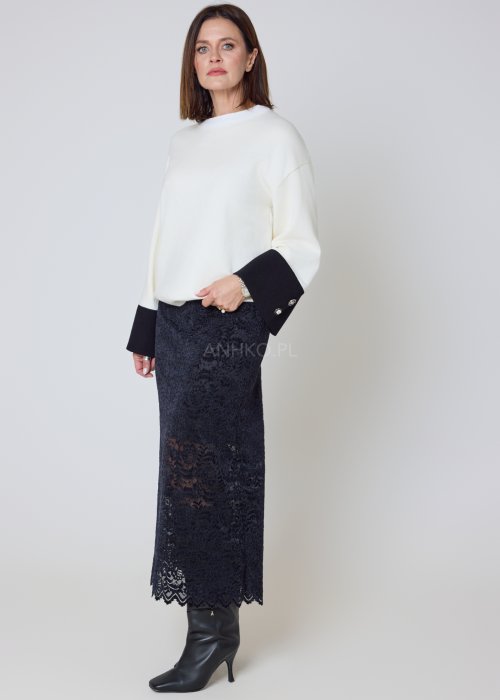 sweter biało-czarny z szerokimi mankietami w fasonie oversize.