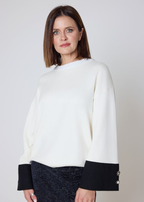 sweter biało-czarny z szerokimi mankietami w fasonie oversize.