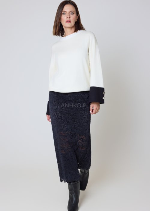 sweter biało-czarny z szerokimi mankietami w fasonie oversize.