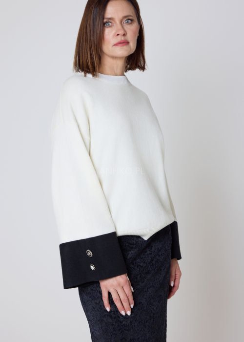 sweter biało-czarny z szerokimi mankietami w fasonie oversize.