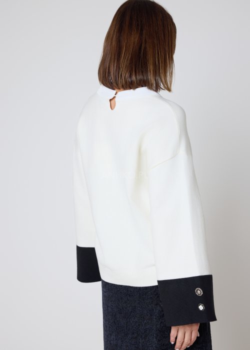 sweter biało-czarny z szerokimi mankietami w fasonie oversize.