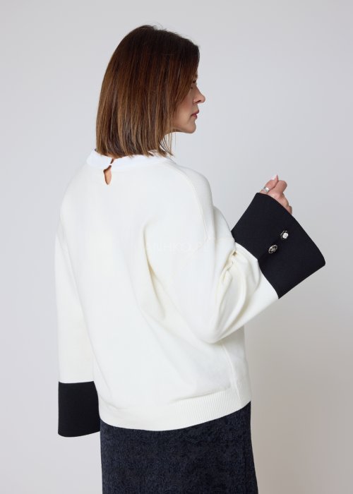 sweter biało-czarny z szerokimi mankietami w fasonie oversize.
