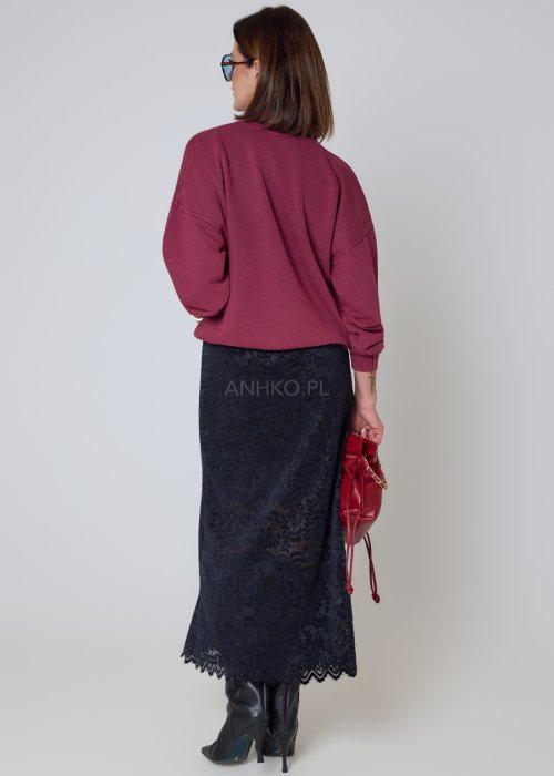 Koronkowa spódnica granatowa o długości midi z prostym, eleganckim fasonem.