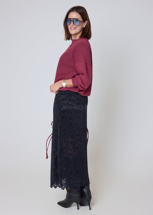 Koronkowa spódnica granatowa o długości midi z prostym, eleganckim fasonem.