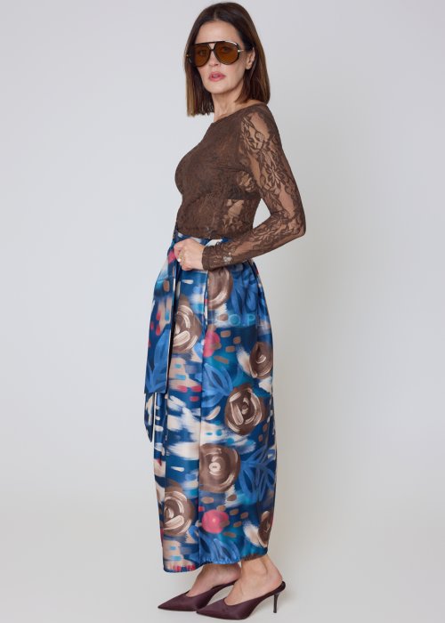 Korzonkowa bluzka brązowa, dopasowany fason z długim rękawem.