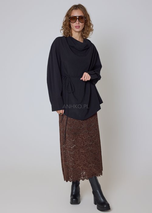 bluzka czarna z drapowanym kołnierzem i wiązaniem w talii oversize.