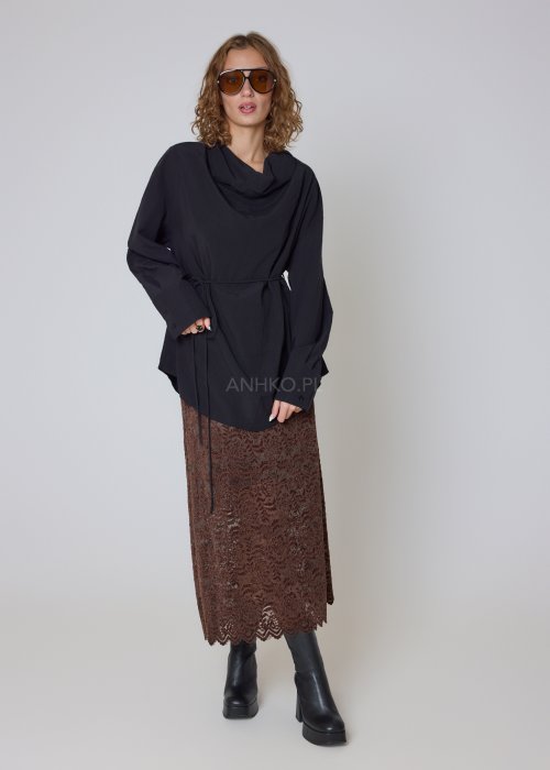 bluzka czarna z drapowanym kołnierzem i wiązaniem w talii oversize.