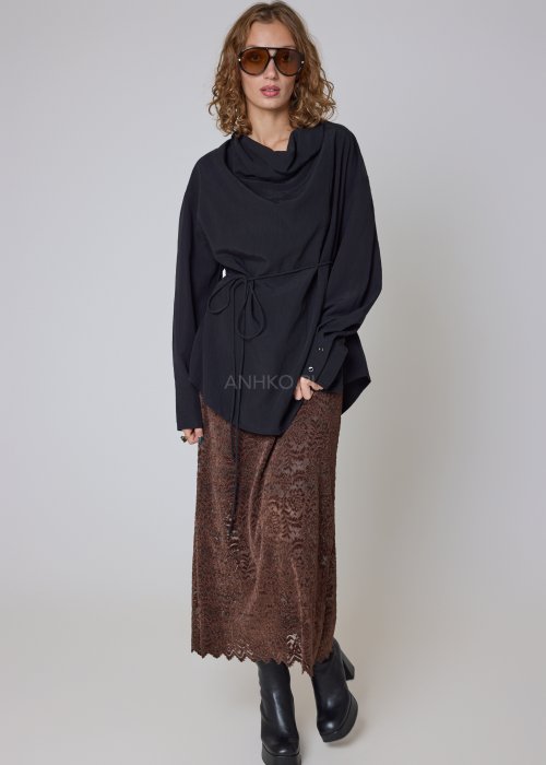 bluzka czarna z drapowanym kołnierzem i wiązaniem w talii oversize.