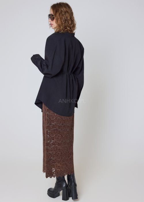 bluzka czarna z drapowanym kołnierzem i wiązaniem w talii oversize.