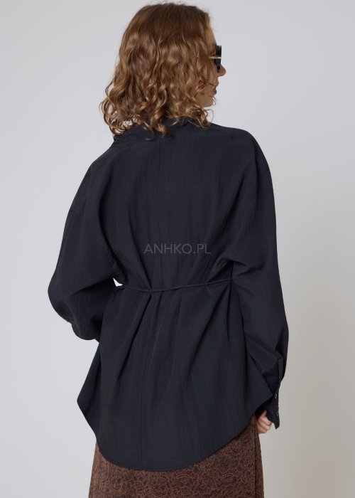 bluzka czarna z drapowanym kołnierzem i wiązaniem w talii oversize.