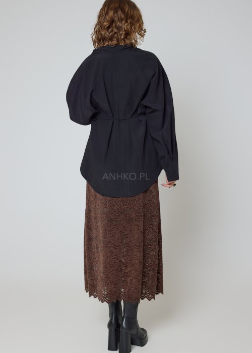 bluzka czarna z drapowanym kołnierzem i wiązaniem w talii oversize.