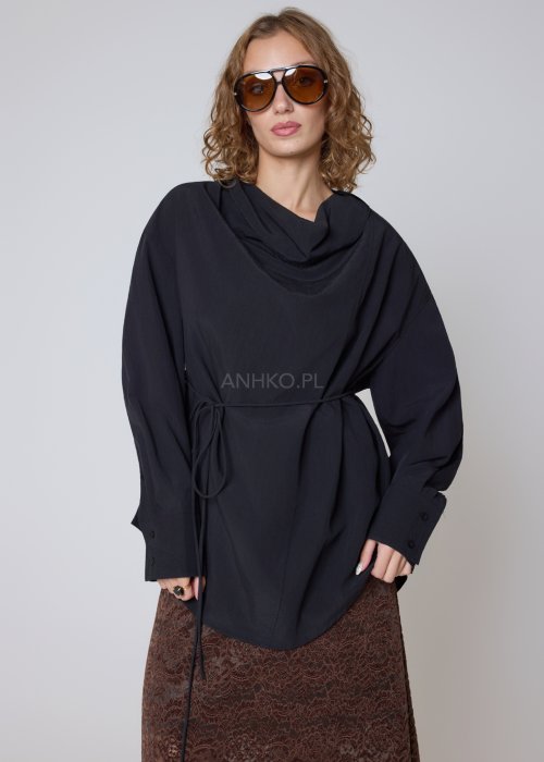 bluzka czarna z drapowanym kołnierzem i wiązaniem w talii oversize.