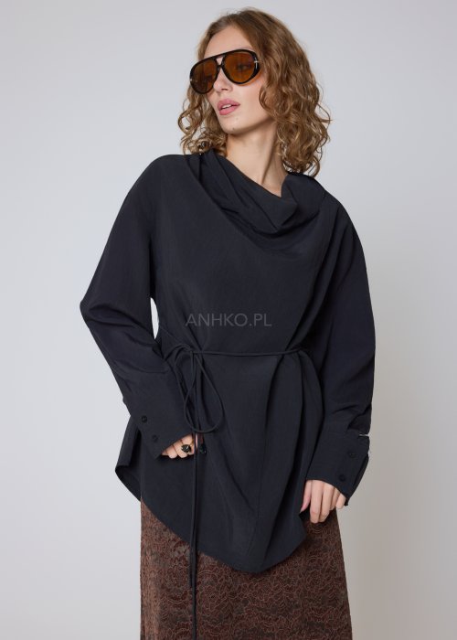 bluzka czarna z drapowanym kołnierzem i wiązaniem w talii oversize.