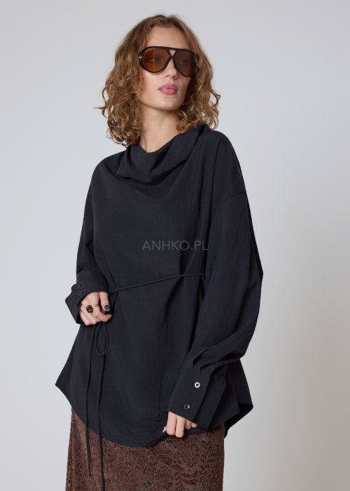 bluzka czarna z drapowanym kołnierzem i wiązaniem w talii oversize.