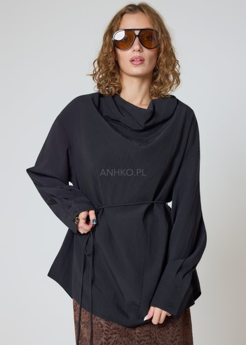 bluzka czarna z drapowanym kołnierzem i wiązaniem w talii oversize.